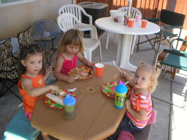 The girlies...eating lunch.