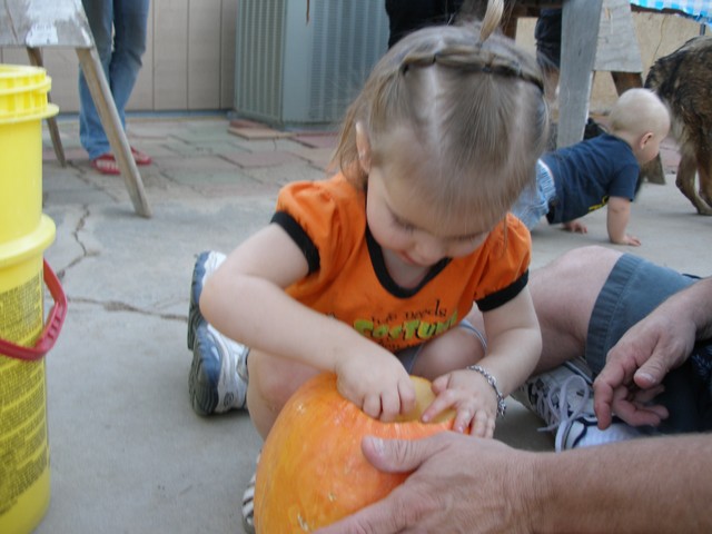 Keira - gutting the pumpkin